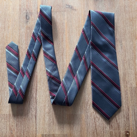 Platinum Designs Hand Made Polyester Tie with Gray and Red Diagonal Stripes - Picture 4 of 6